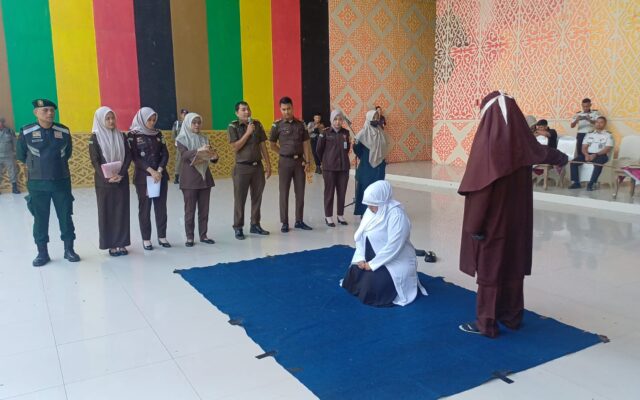 Enam Terpidana Pelanggar Syariat Islam Jalani Hukuman Cambuk di Banda Aceh