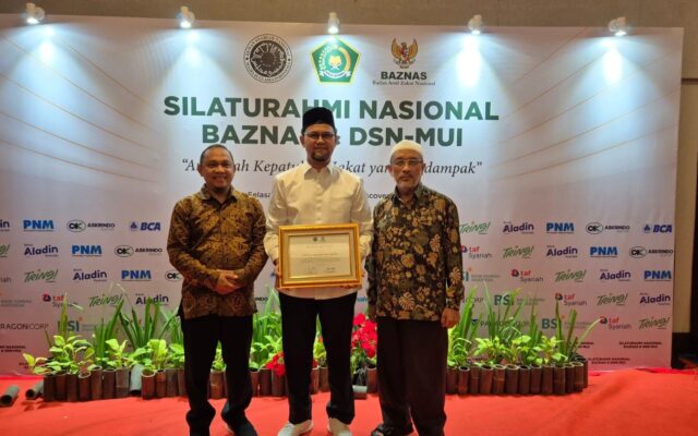 Ketua DPS PT Bank Aceh Syariah Raih Anugerah Kepatuhan Zakat Berdampak dari BAZNAS dan DSN-MUI